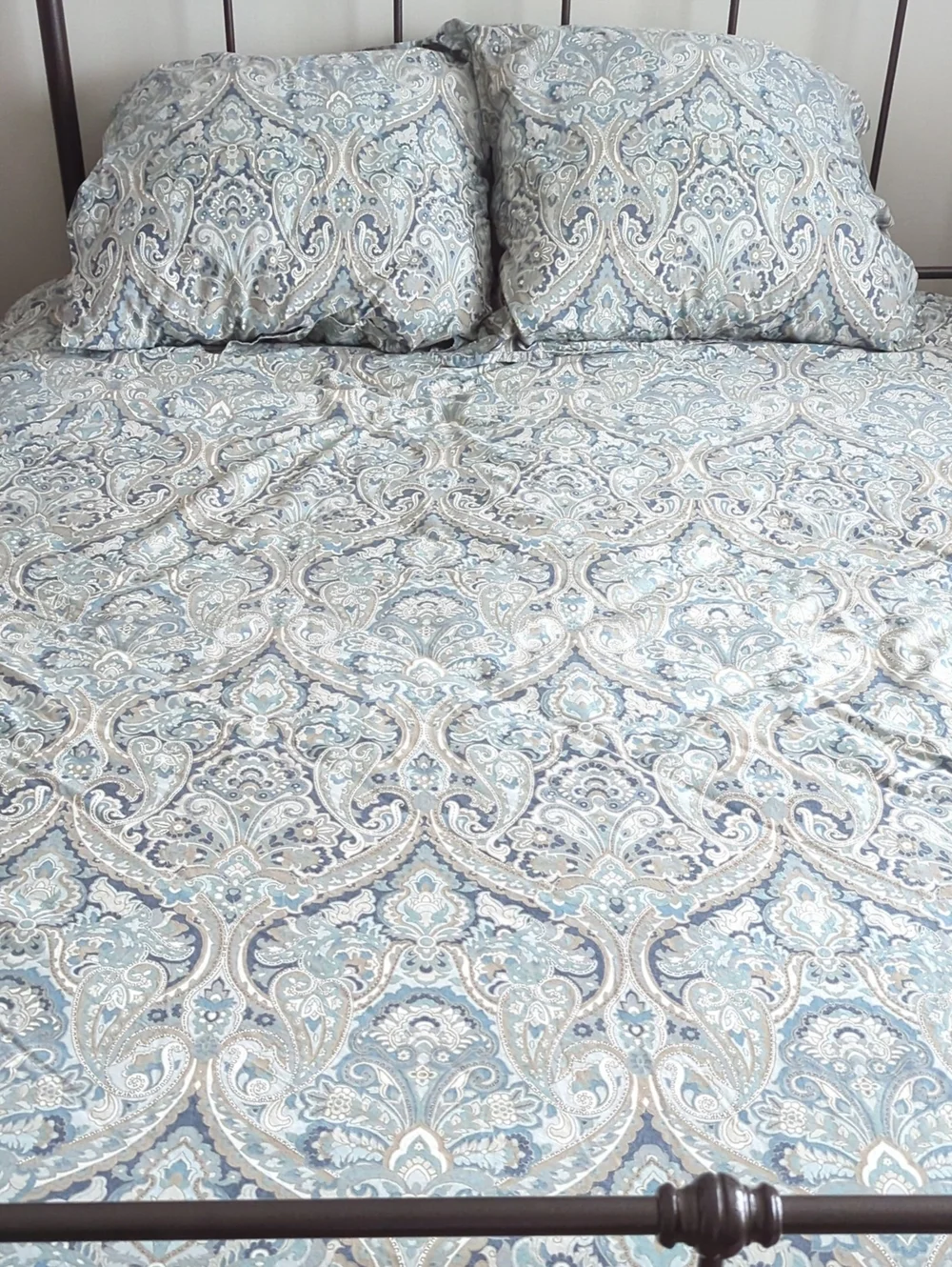Pottery Barn MacKenna Paisley Queen Size Duvet Cover And 2 English Shams Set.
